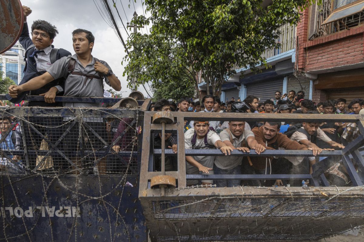 nepal karisti parlamento binasi atese verildi bakanlar dovuldu 9 8OFKw5BT