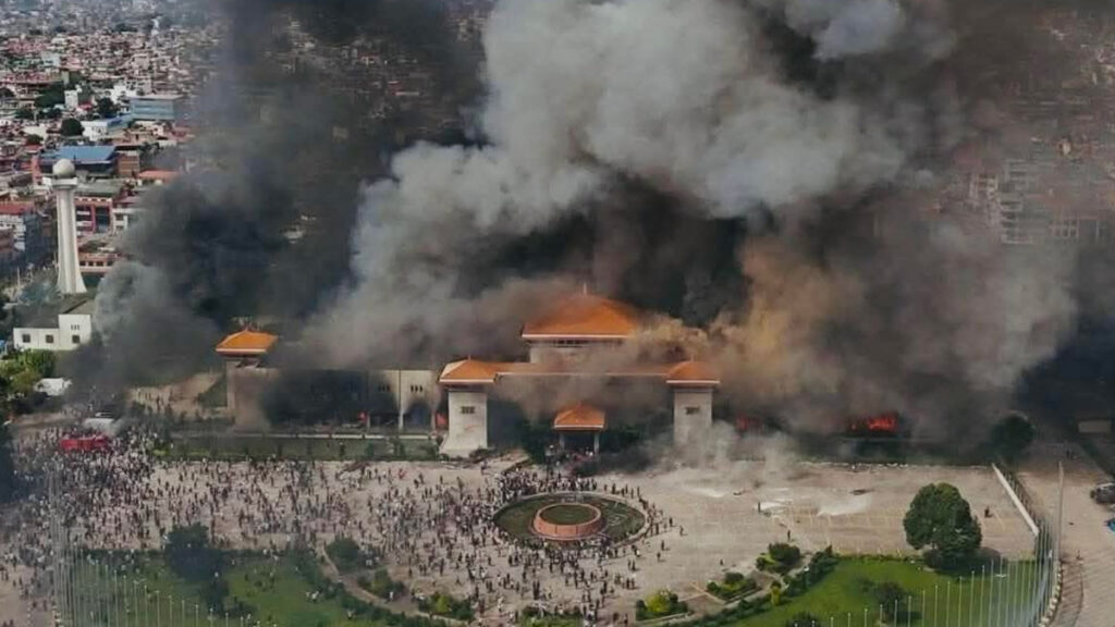 nepal karisti parlamento binasi atese verildi bakanlar dovuldu 9nThE9Vj