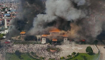 nepal karisti parlamento binasi atese verildi bakanlar dovuldu 9nThE9Vj