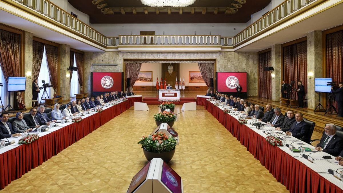 pervin buldan komisyon imrali adasina gitmeli 0 URTX1S4l