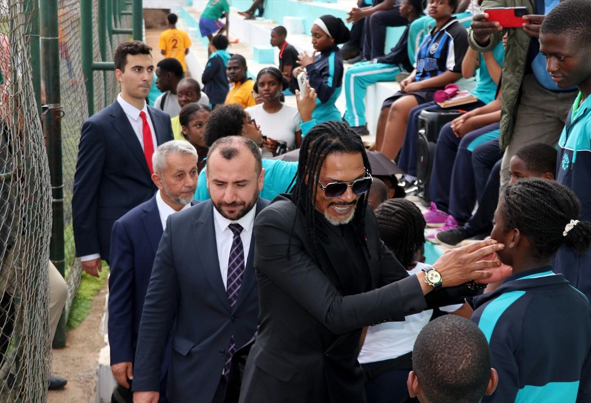 rigobert song kamerunda genclerle bulustu 1 eR3AKPcU