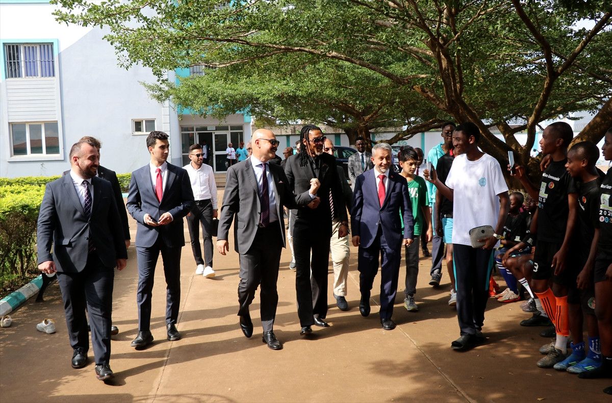 rigobert song kamerunda genclerle bulustu 3 bc43Zi35