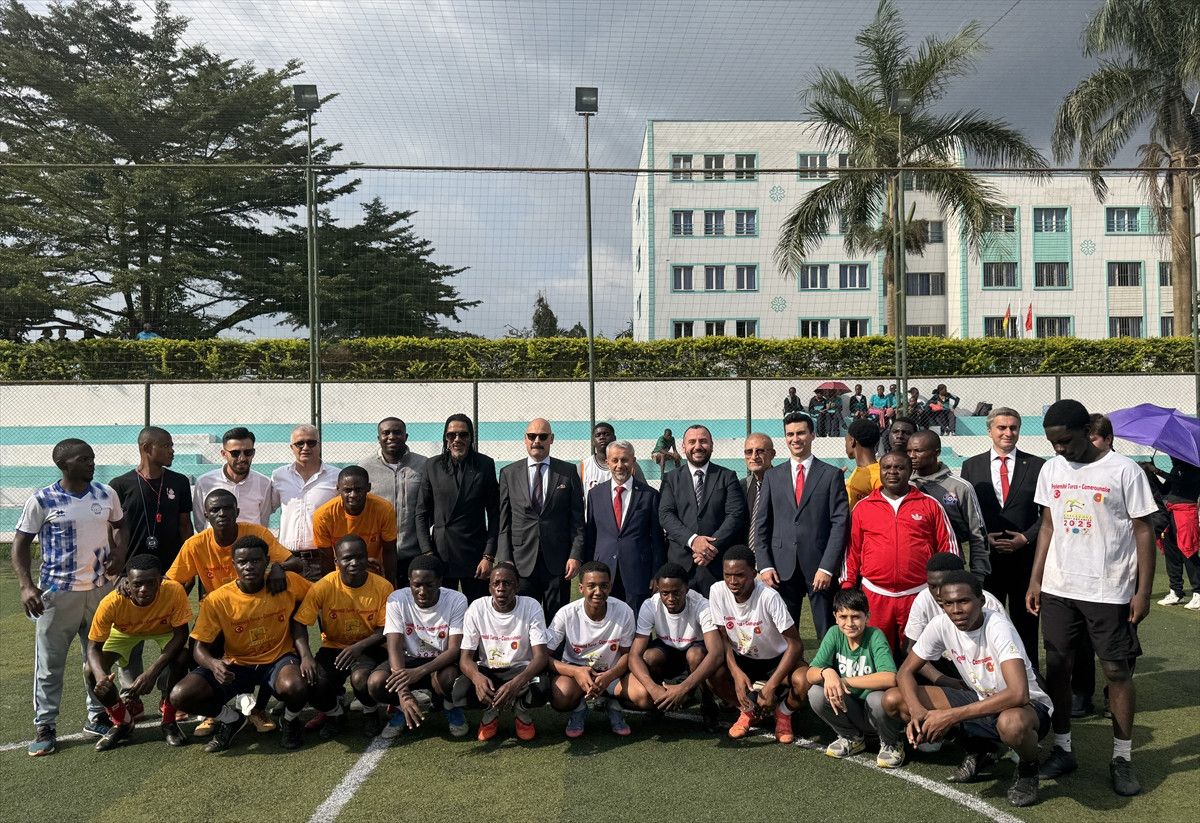 rigobert song kamerunda genclerle bulustu 4 zHLEpALP