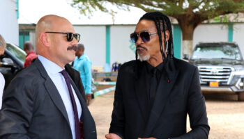 rigobert song kamerunda genclerle bulustu ciKkjUK9