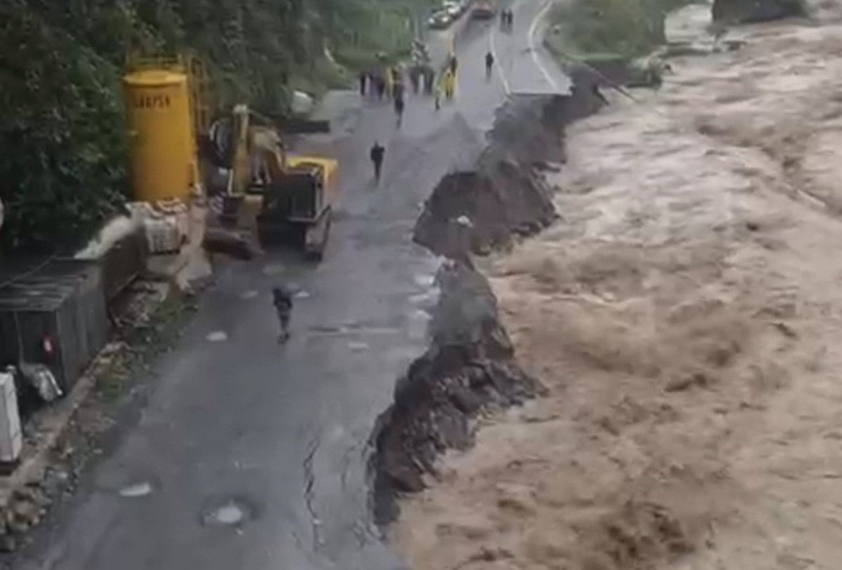 rizede siddetli yagislar ve sel buyuk yikimlara yol acti 0