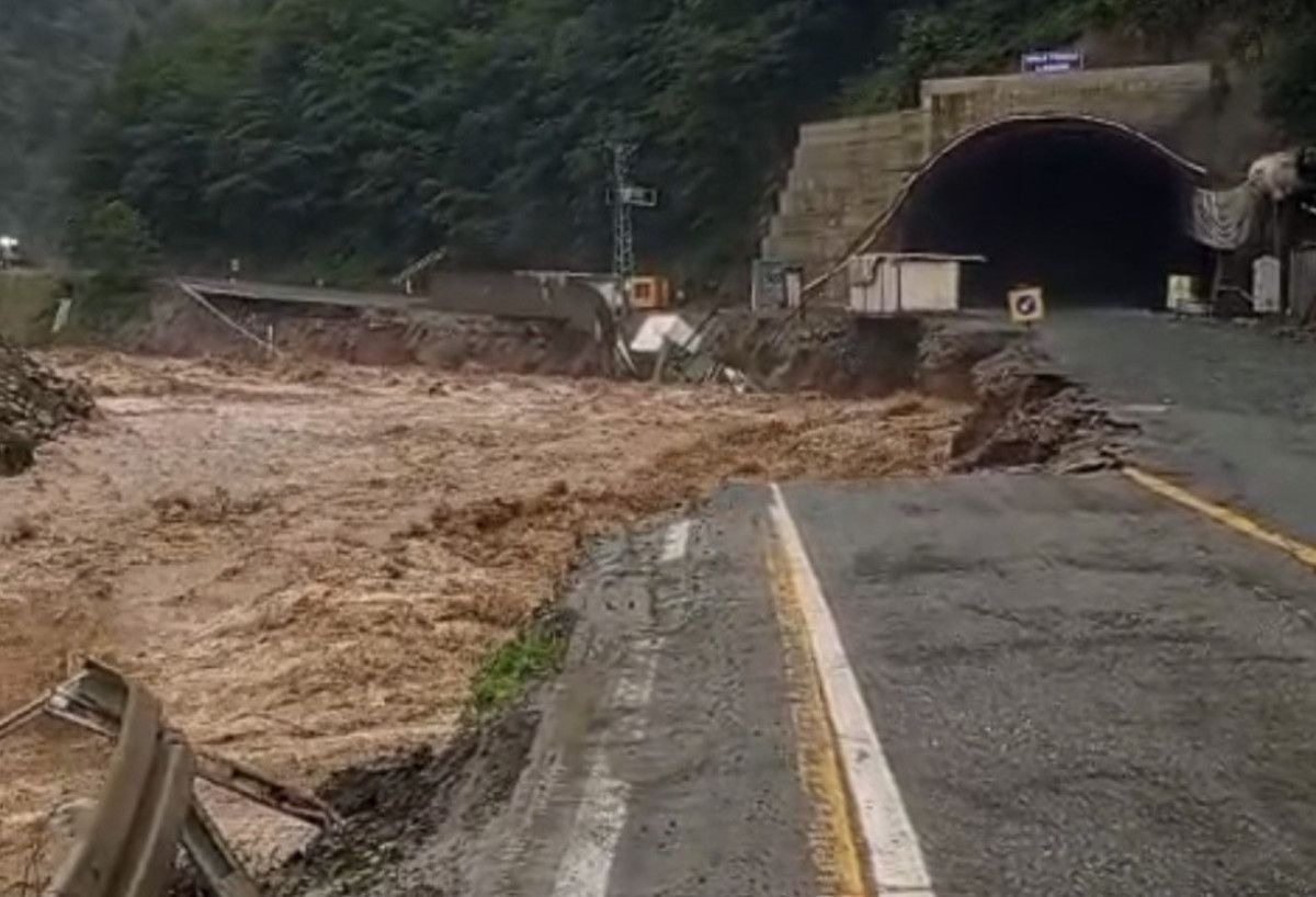 rizede siddetli yagislar ve sel buyuk yikimlara yol acti 2 BQQ2SJsr