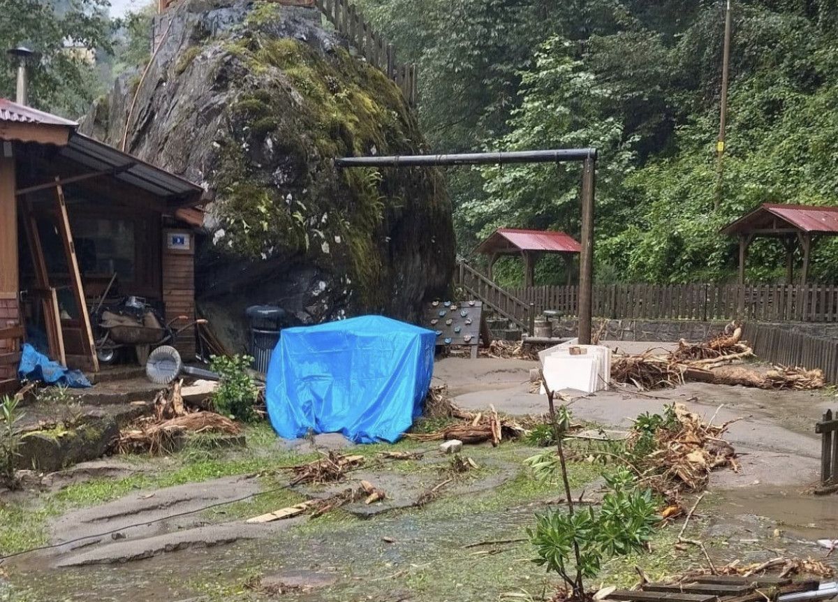 rizede siddetli yagislar ve sel buyuk yikimlara yol acti 7 gCWHUMs9