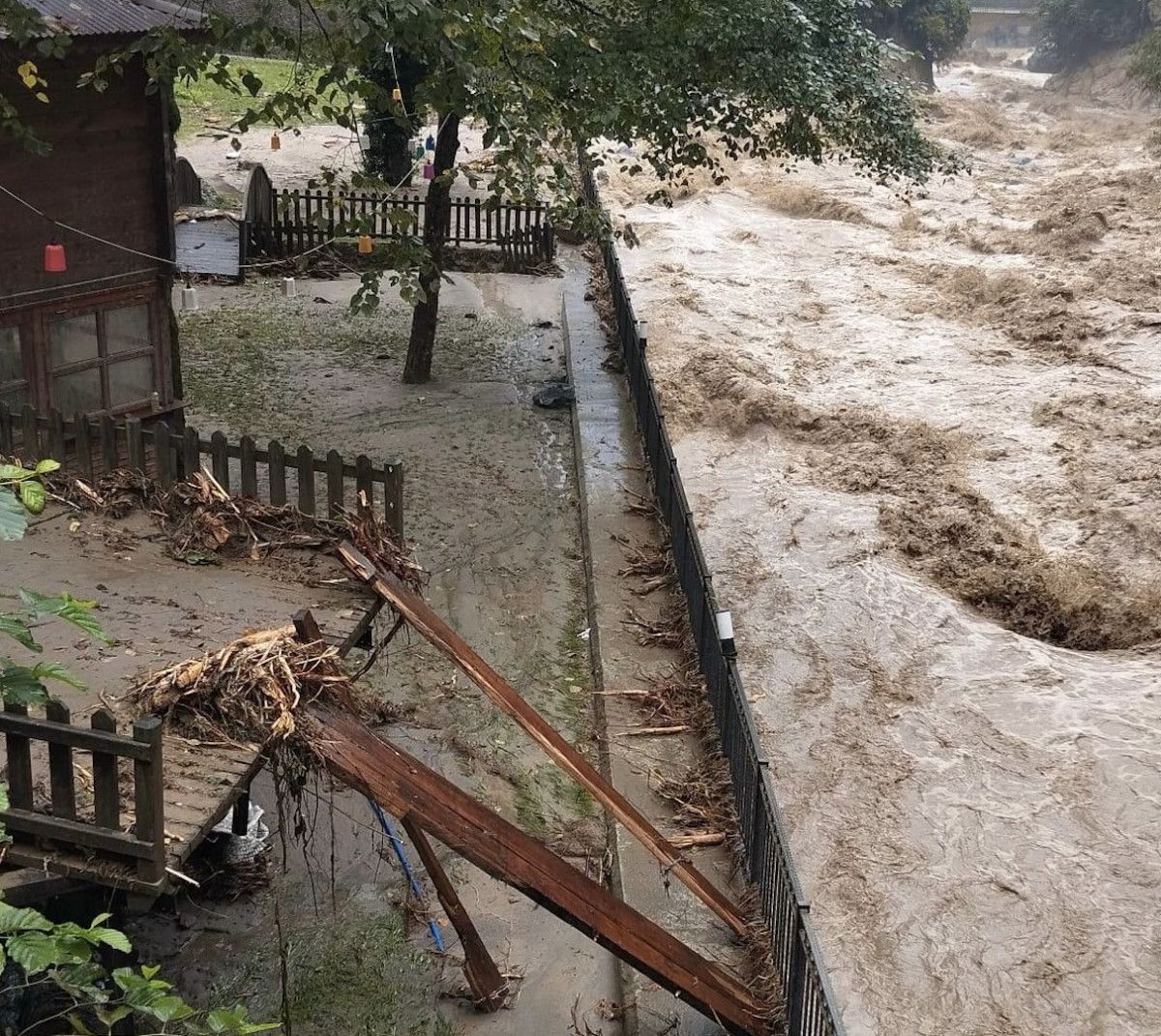 rizede siddetli yagislar ve sel buyuk yikimlara yol acti 8 FAlkKsI3