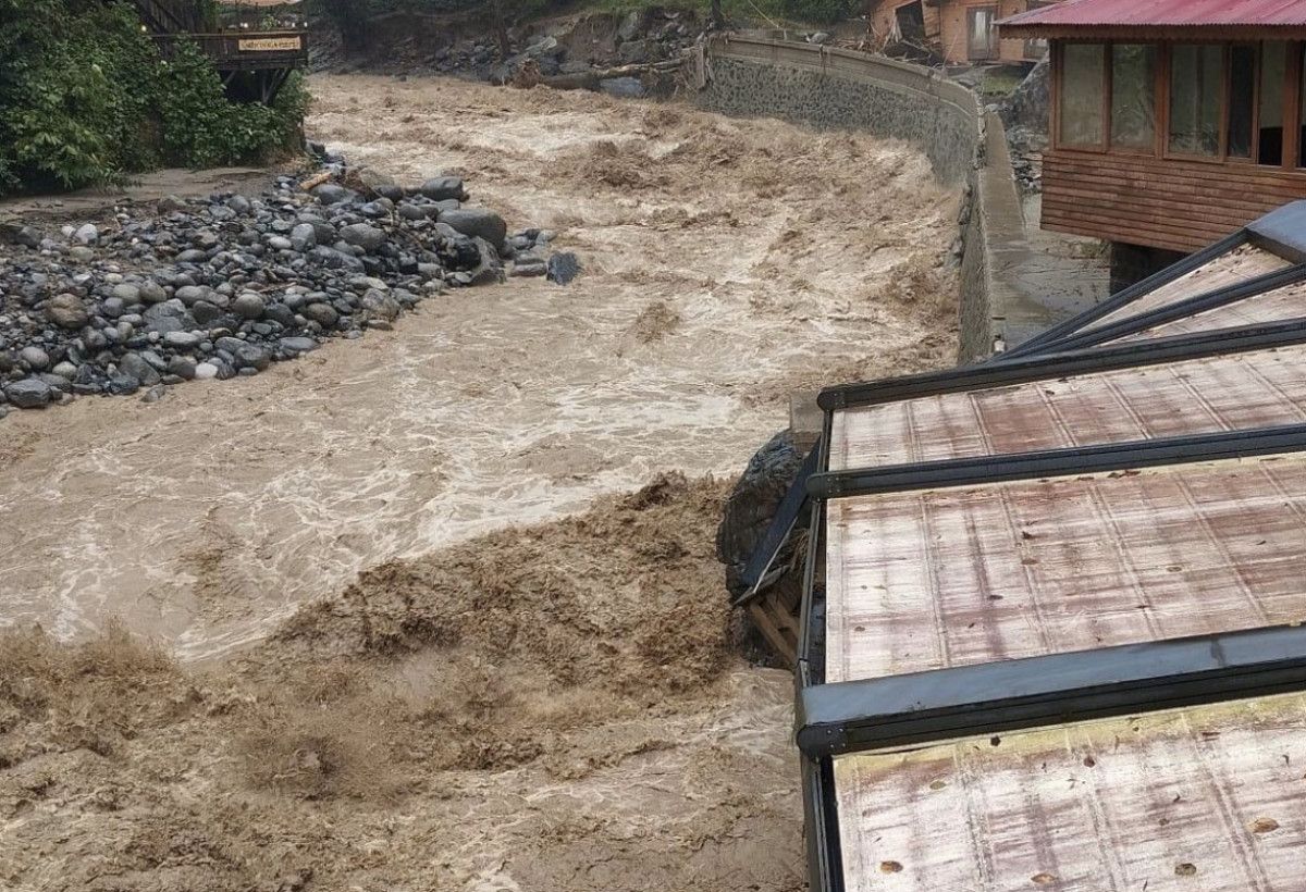 rizede siddetli yagislar ve sel buyuk yikimlara yol acti 9 WrCBmWiB