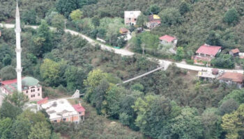 samsunda babasinin vasiyetiyle camiye askma kopru yapti BYVq6Brh