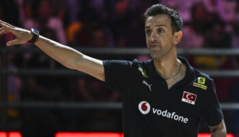 santarellinin esini gorenler saskinligini gizleyemiyor bakin hangi milli oyuncuyla evliymis Wm4DLe8x