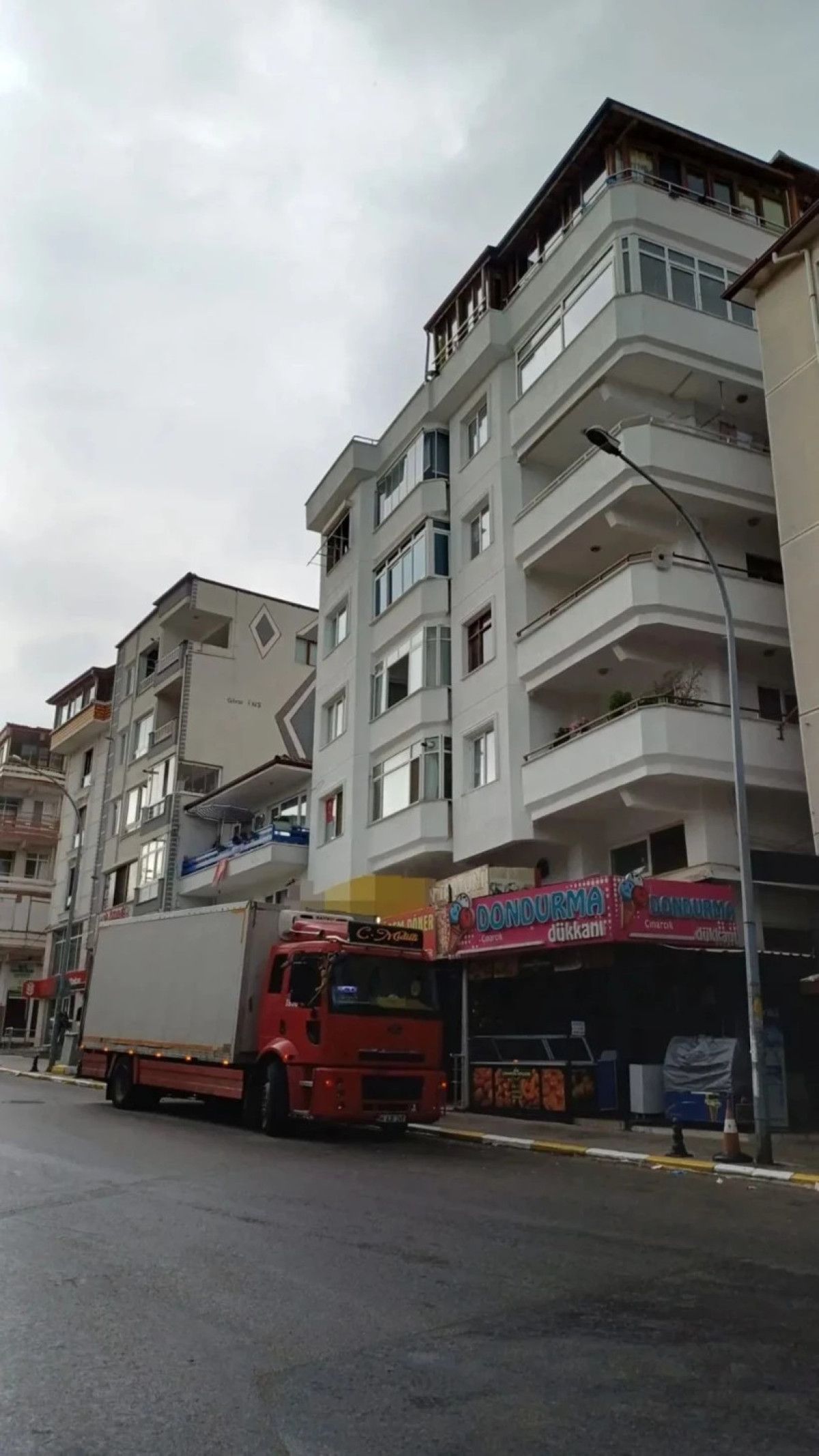 sarkici gullunun dustugu balkon goruntulendi o balkon 0 U4I5SmAM