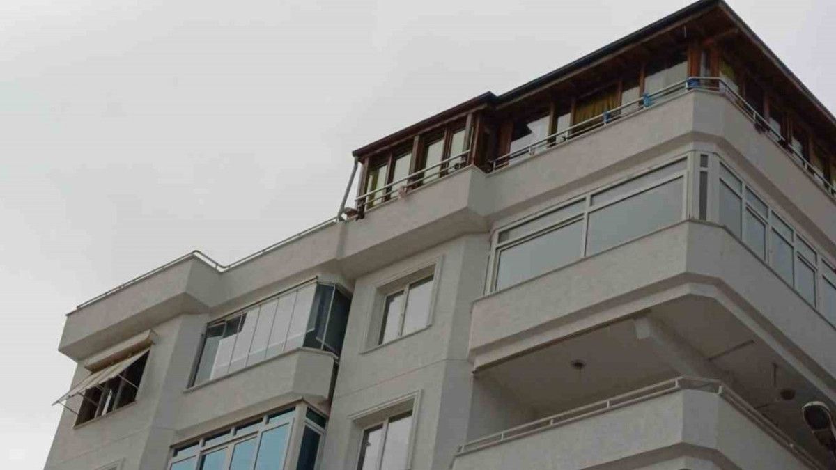 sarkici gullunun dustugu balkon goruntulendi o balkon 1 cqzEYFUy