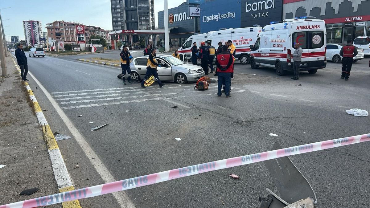 sivasta iki arac carpisti 1 olu 3 yarali 0 m9Lb2y7W