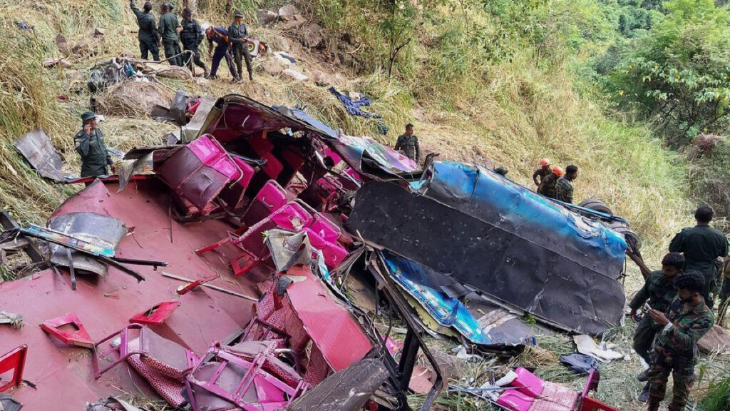 sri lankada yolcu otobusu ucuruma yuvarlandi 15 olu D1Y9COg5