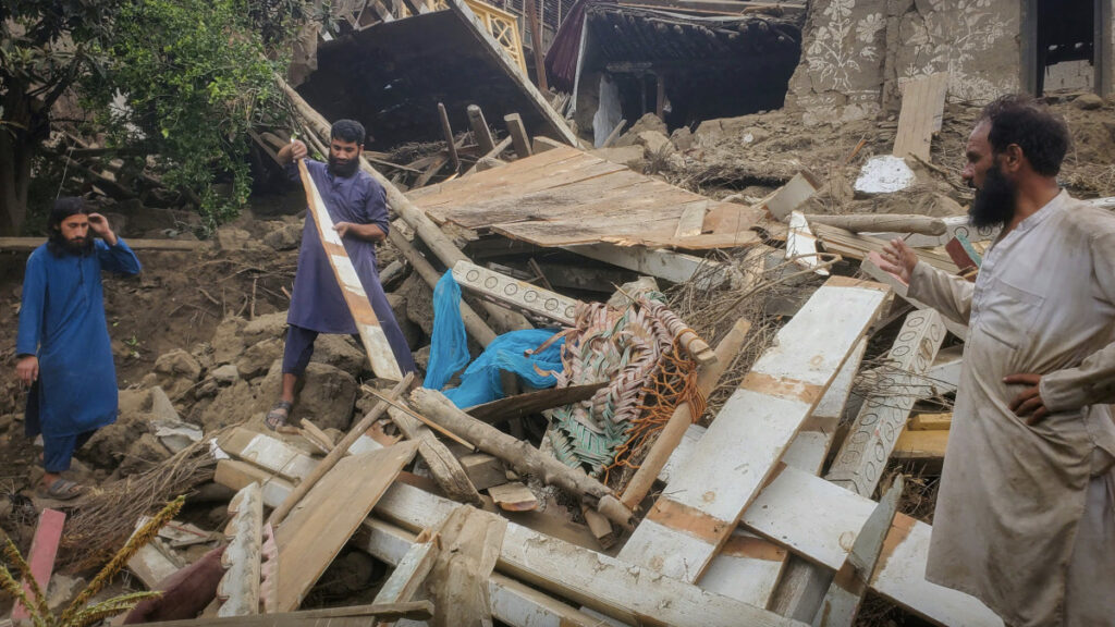sudanda toprak kaymasi en az 1000 olu pDpBJjYR