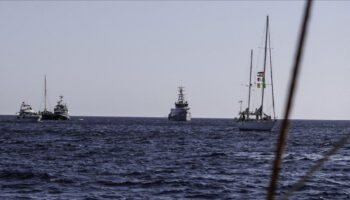 sumud filosunda bir tekneyi su basti turkiye yolculari tahliye etti 1vbWDukK