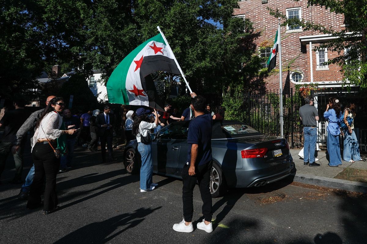 suriye bayragi washingtonda gondere cekildi 2 4aPETbHR