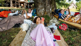 tembellik odullendiriyor sadece yatarak 2 bin euro kazaniyorlar KFgBUW2k