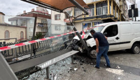 trabzonda el freni cekilmeyen arac kontrolden cikarak duraga daldi 9VwH6cGJ