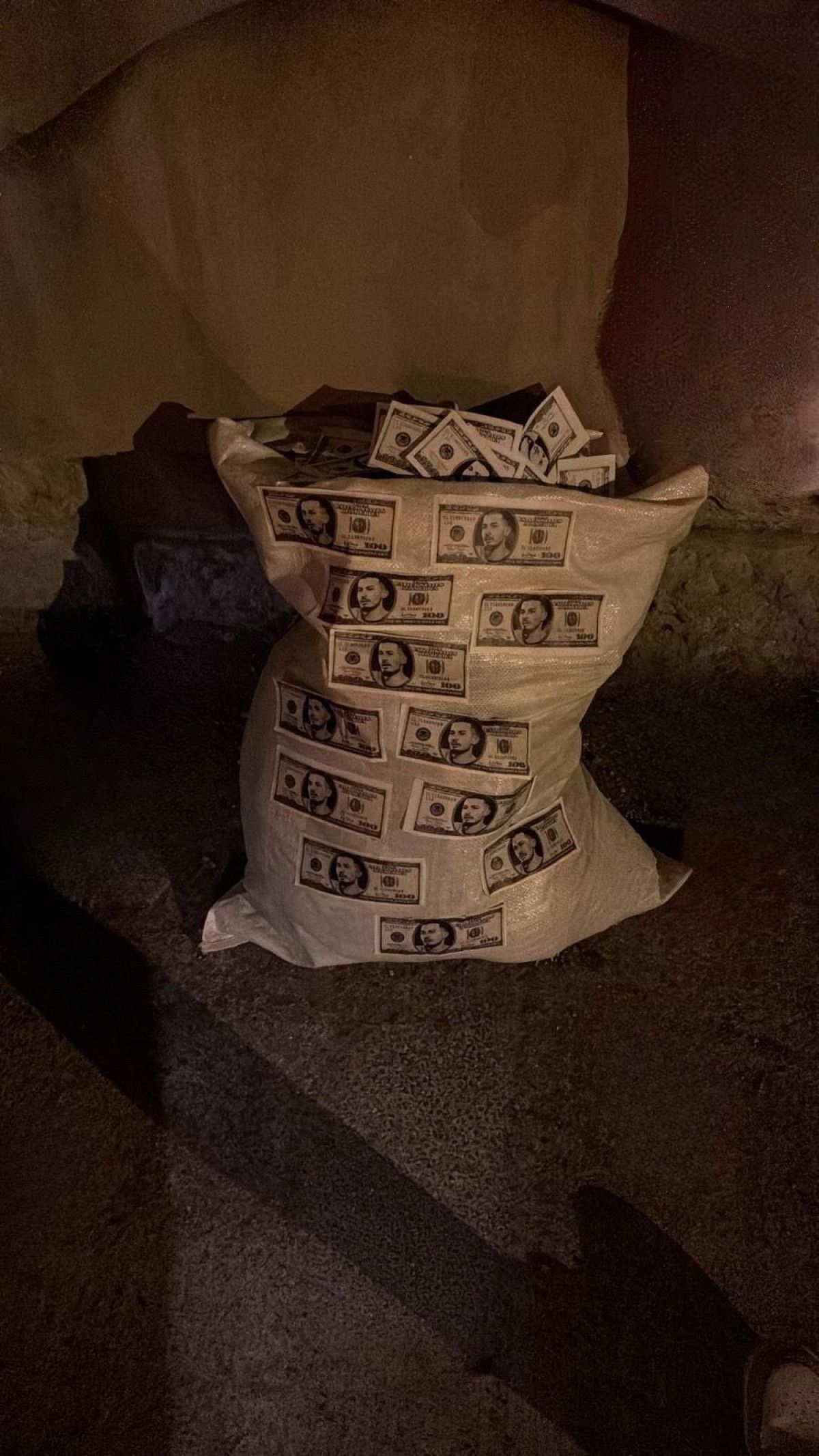 trabzonspor taraftarindan dolarli ugurcan cakir protestosu 0 lg5tZdAz