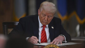 trump kararnameye imzayi atti savunma bakanliginin adi savas bakanligi oldu PrhPrUha