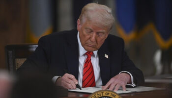 trump kararnameye imzayi atti savunma bakanliginin adi savas bakanligi oldu PrhPrUha