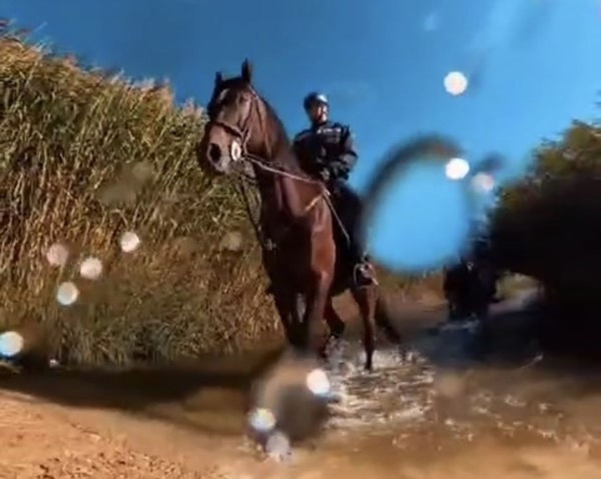 vanda atli jandarmalar asayis icin devriye geziyor 0 Q27G9rFr