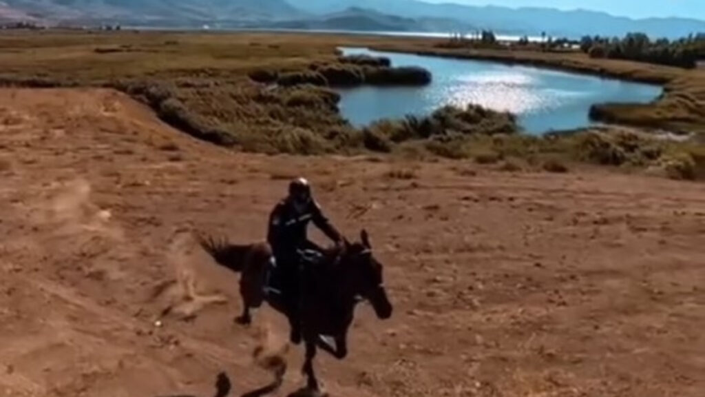 vanda atli jandarmalar asayis icin devriye geziyor V2Qy7kYZ