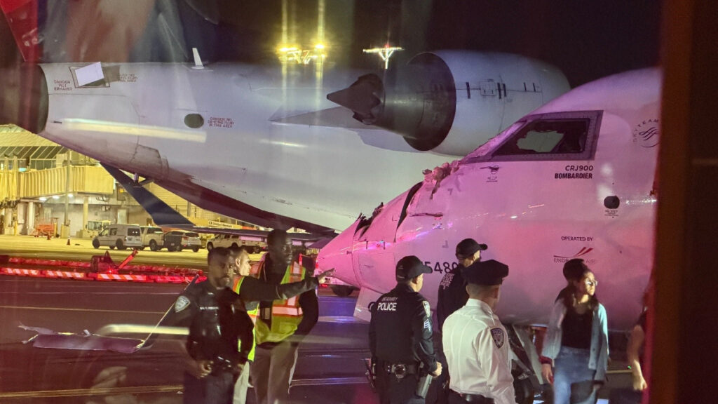 abdde laguardia havalimaninda iki yolcu ucagi carpisti JR5JeCUW