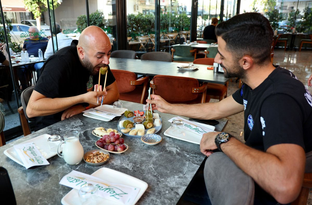 adanada uzak dogudan gelen musterilerinden esinlenen tatlici sushi kadayif yapti 1 tR3J7J1M