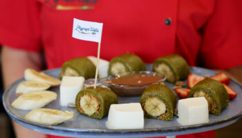 adanada uzak dogudan gelen musterilerinden esinlenen tatlici sushi kadayif yapti cCAOKvkB