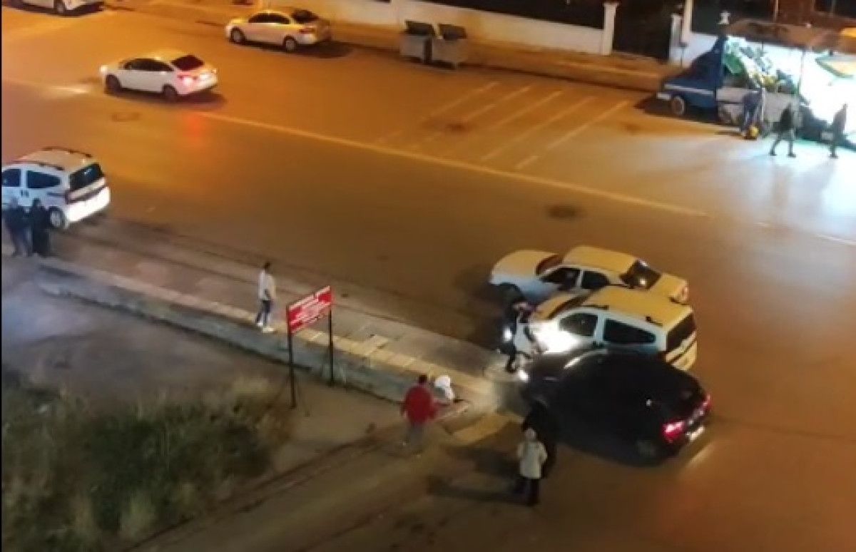 ankarada otomobilinin camina tas atilan surucunun bir kisiyi ezdigi anlar kamerada 1 cBUnqDjn