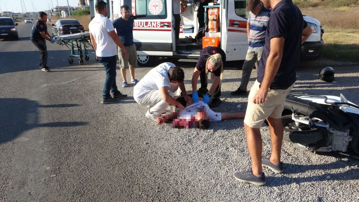 Antalya'da 14 yaşındaki çocuğun kullandığı motosiklet kamyonetle çarpıştı 2 antalyada 14 yasindaki cocugun kullandigi motosiklet kamyonetle carpisti 1