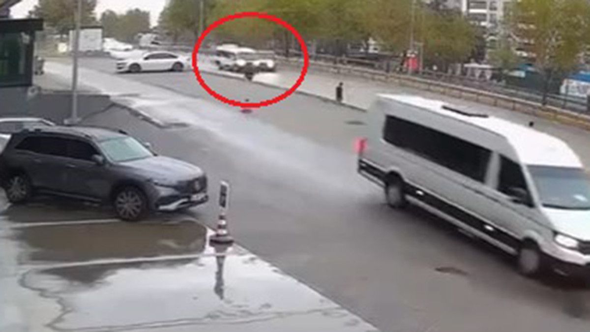 bursada kamyonetin carptigi minibus yayalarin uzerine savruldu 0 BiqZSvsv