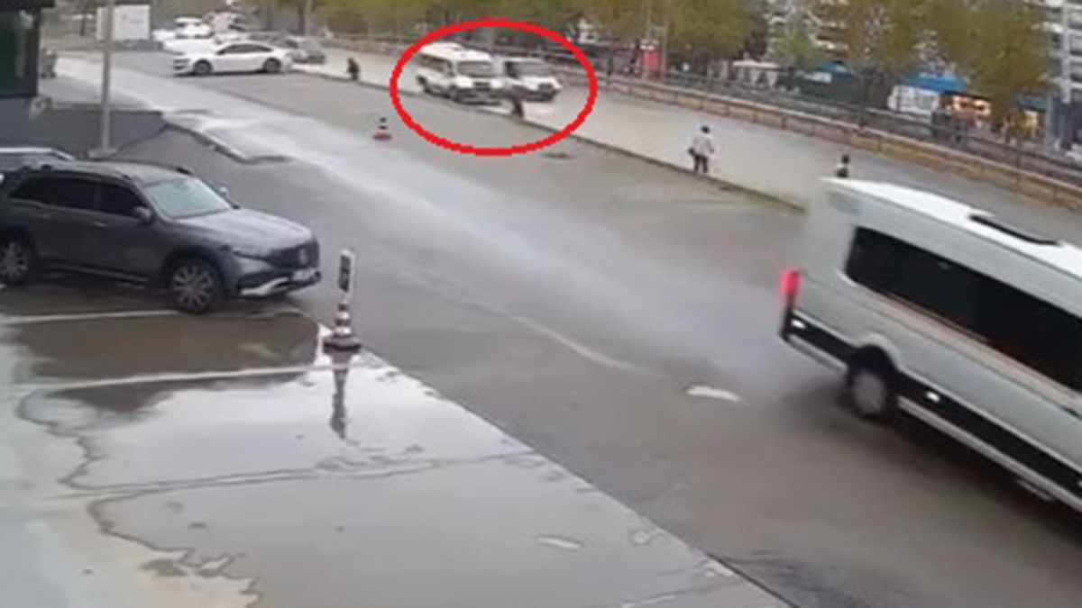 bursada kamyonetin carptigi minibus yayalarin uzerine savruldu 1 pOm5nZpW