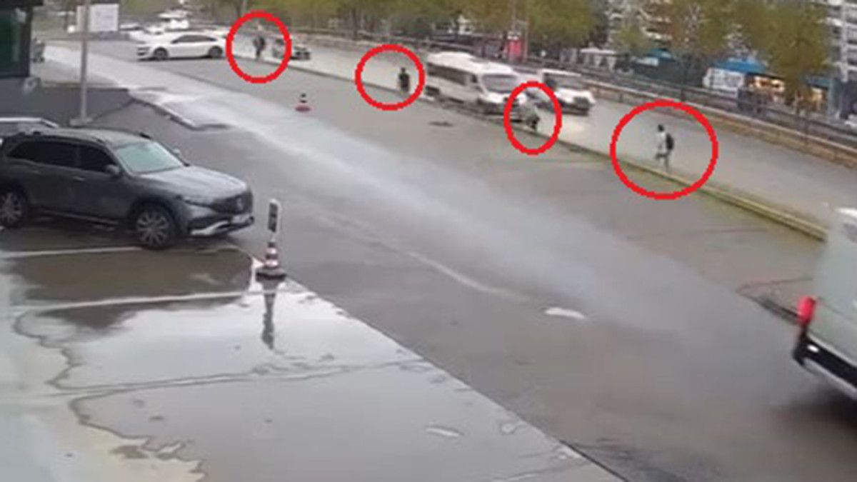 bursada kamyonetin carptigi minibus yayalarin uzerine savruldu 2 n4QXR713