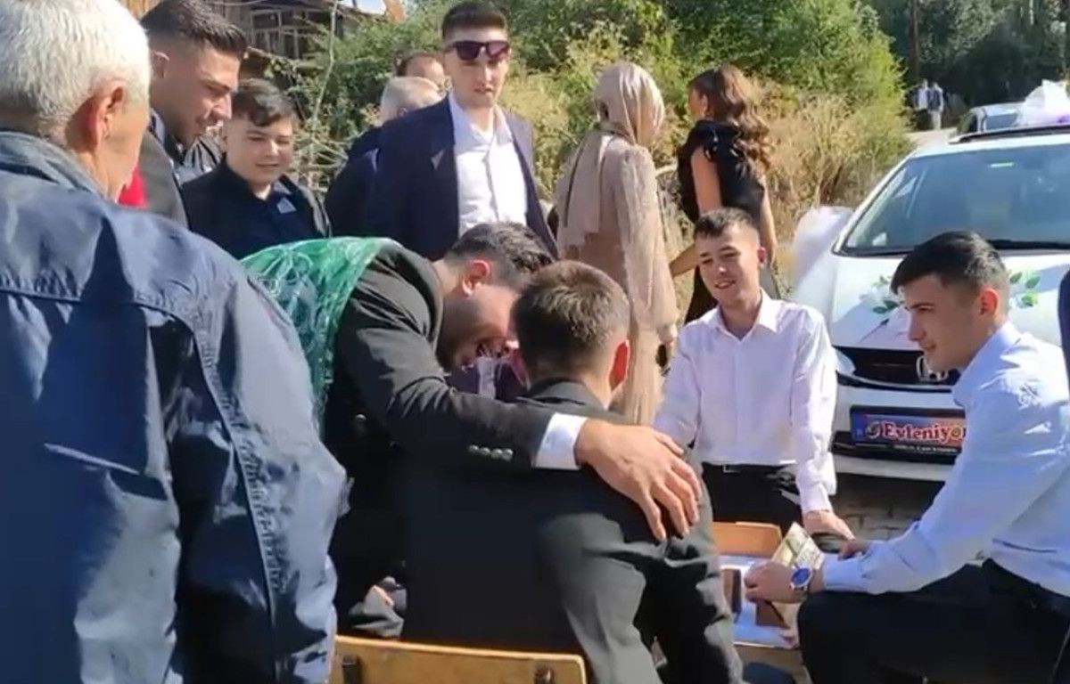 corumda dugun konvoyu onune okey masasi kurup bahsis aldilar 0