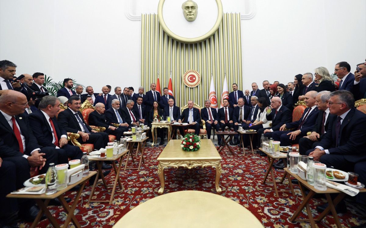 cumhurbaskani erdogan babacan ve davutoglu ile bir araya geldi 2 VqTVd9YK