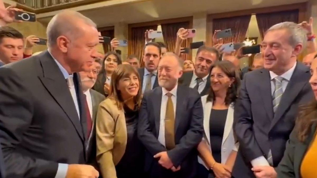 cumhurbaskani erdogan dem parti heyetinin masasini ziyaret etti 0 WpLOwg2N