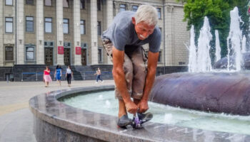 dunyanin en kucuk bisikletine biniyor tam tamina 84 santim p2xALD7C