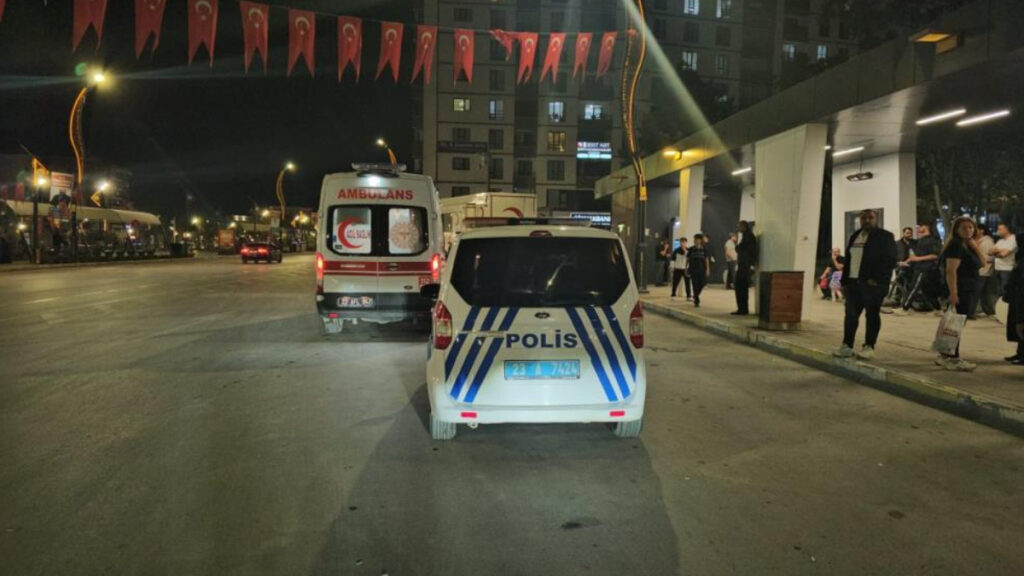 elazigda gaspci telefonunu almak istedigi sahsi bicakladi 4B3KrcKg