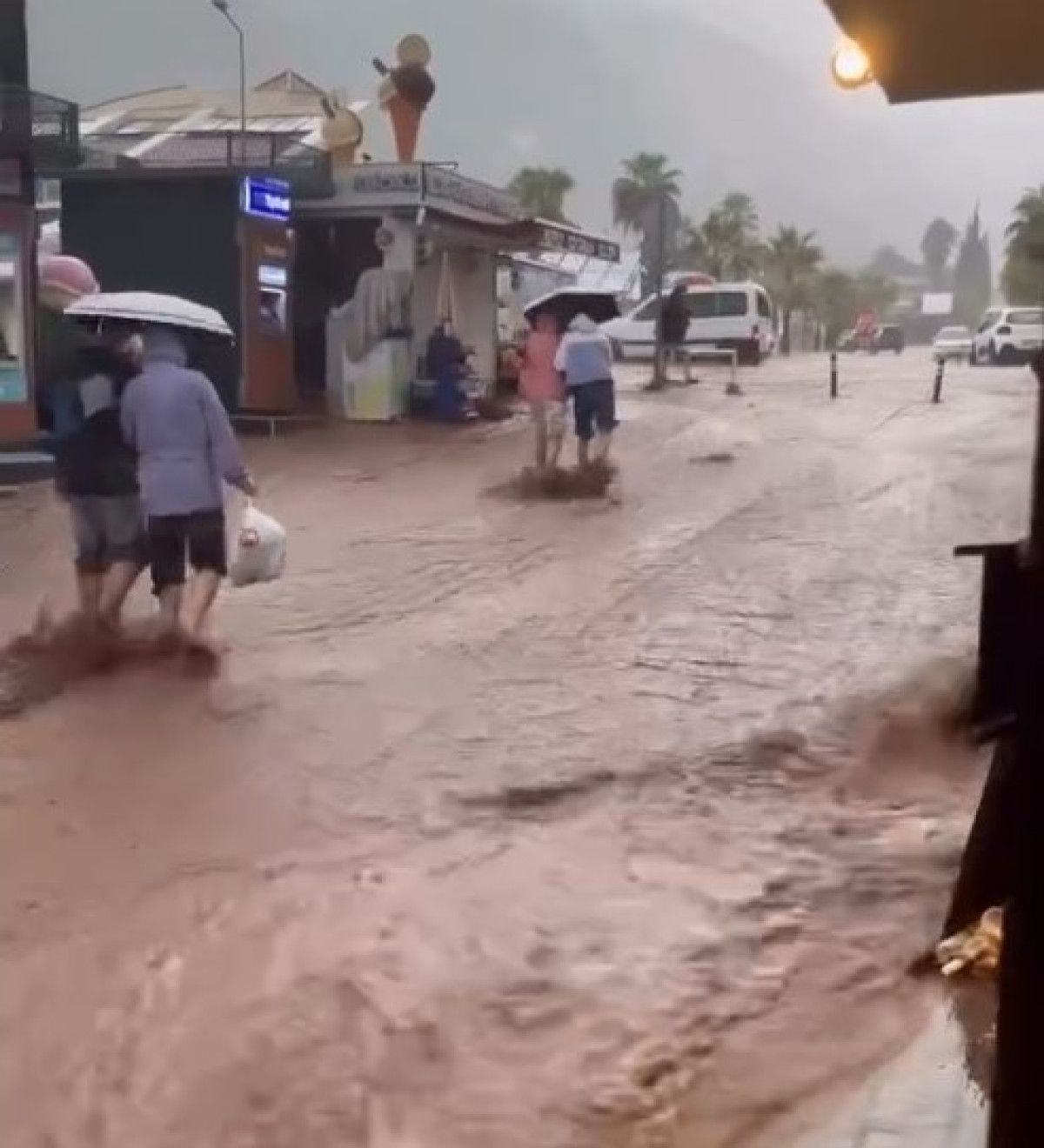 fethiyede sokaklarini su basinca turistlere eglence cikti 0 q5XagLdA