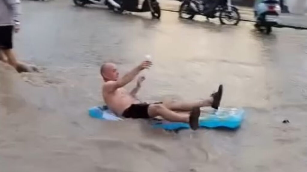 fethiyede sokaklarini su basinca turistlere eglence cikti XKVCfLUq