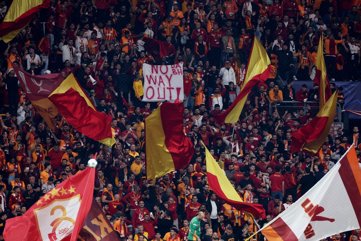 galatasaray taraftarlari ingiliz gazeteciyi saskina cevirdi en gurultulu atmosfer 3