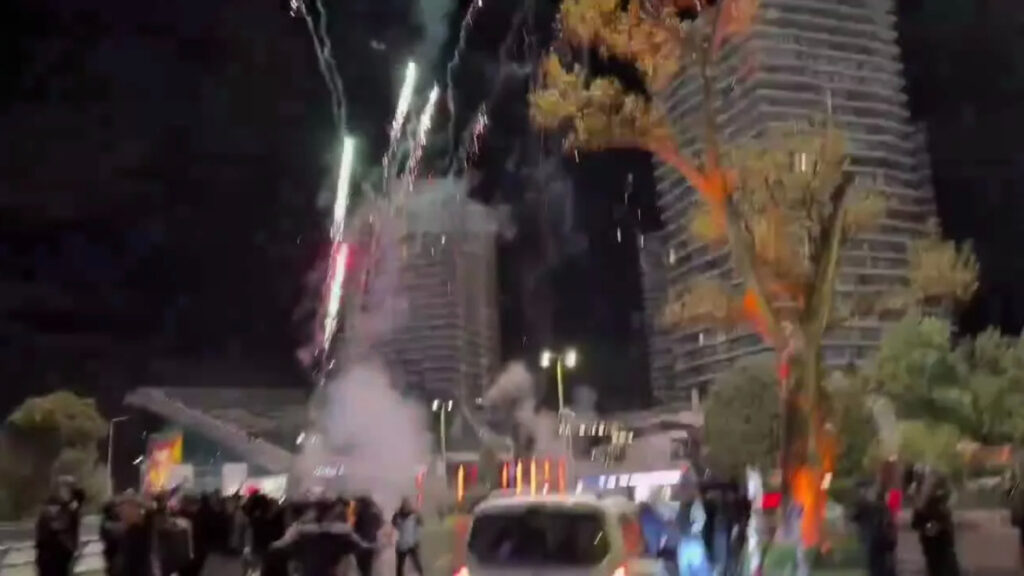 galatasaray taraftarlarindan liverpoola havai fisek surprizi qbTwfMrC