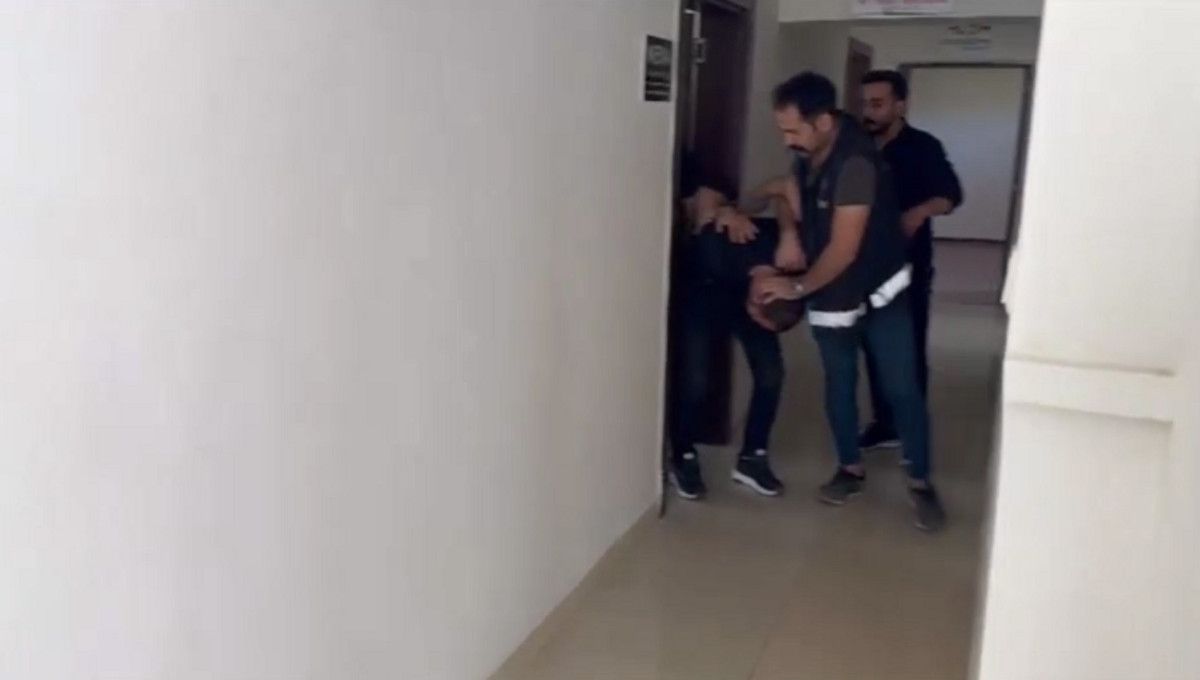 hatayda polis ekipleri hirsizi vincle iceri girerek yakaladi 2 QC14SgAg