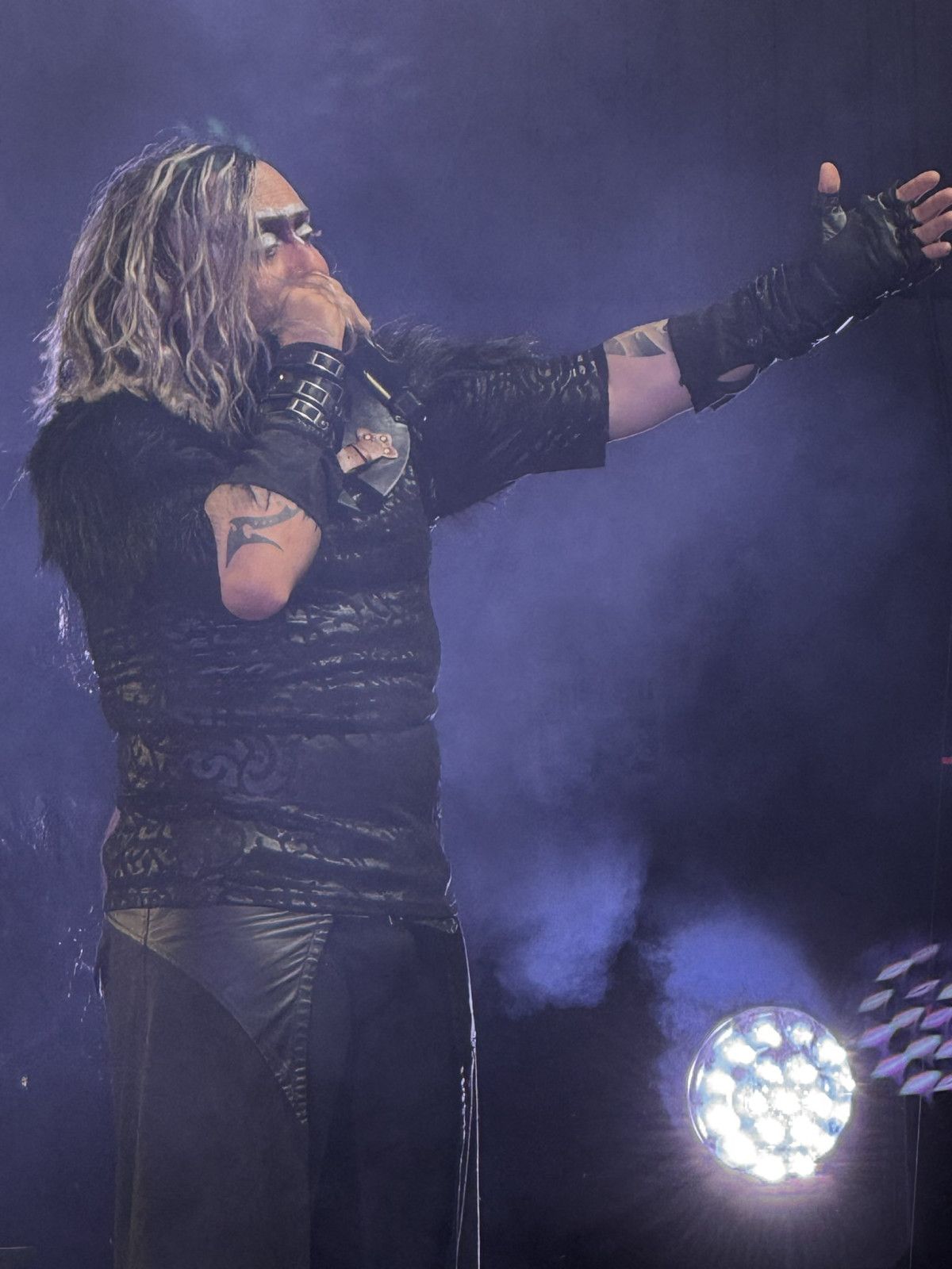 hayko cepkinin sahne tarzi sasirtti gorenler yorum yagdirdi 3 88TbNknS