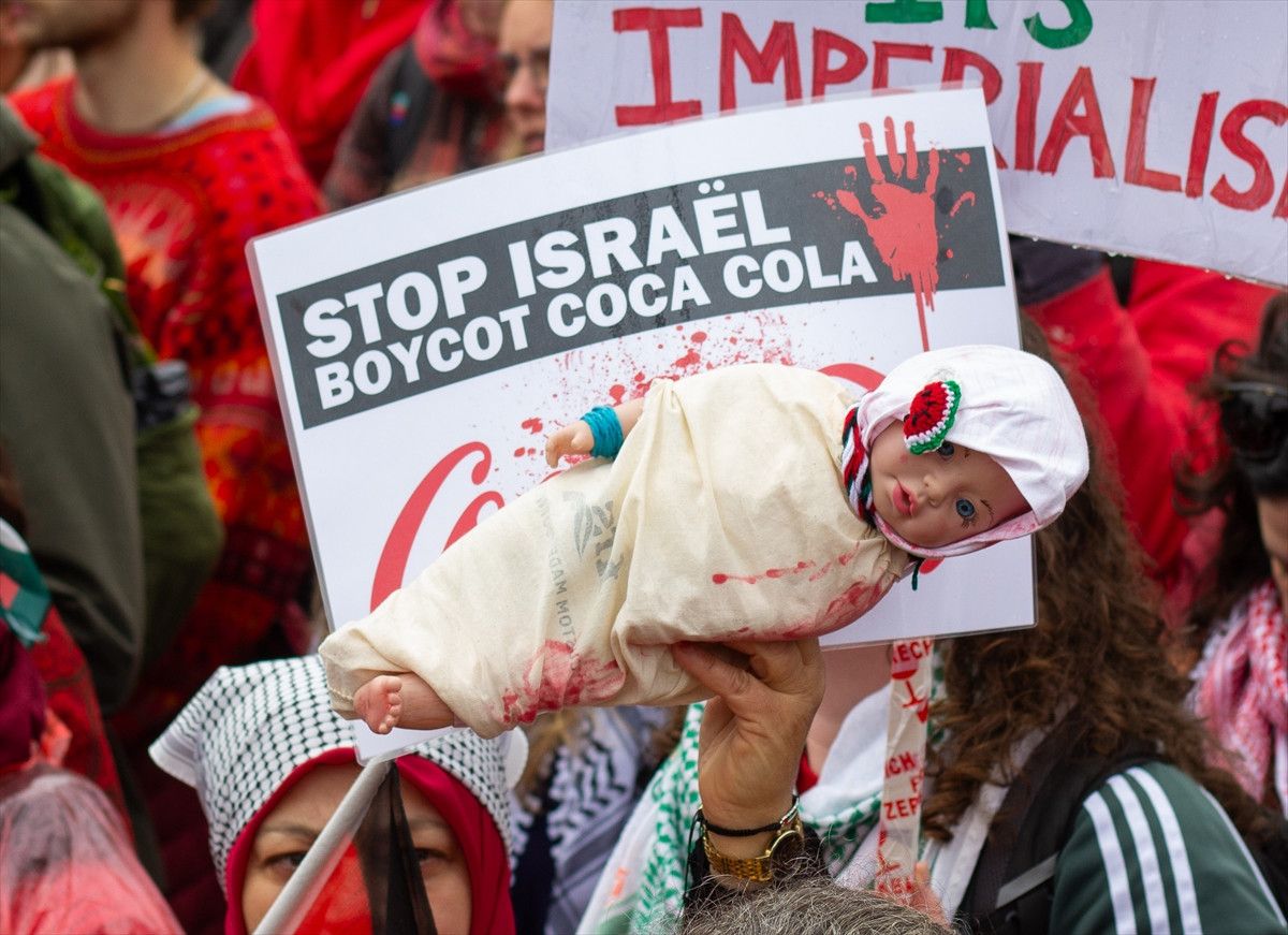 hollandada israil protestosu 250 bin kisi hukumete karsi sokaklara dokuldu 6 hEASRNDl