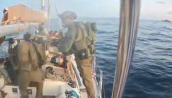 israil askerlerinin sumud filosundaki tekneye baskin ani goruntulendi zQJ9agnQ